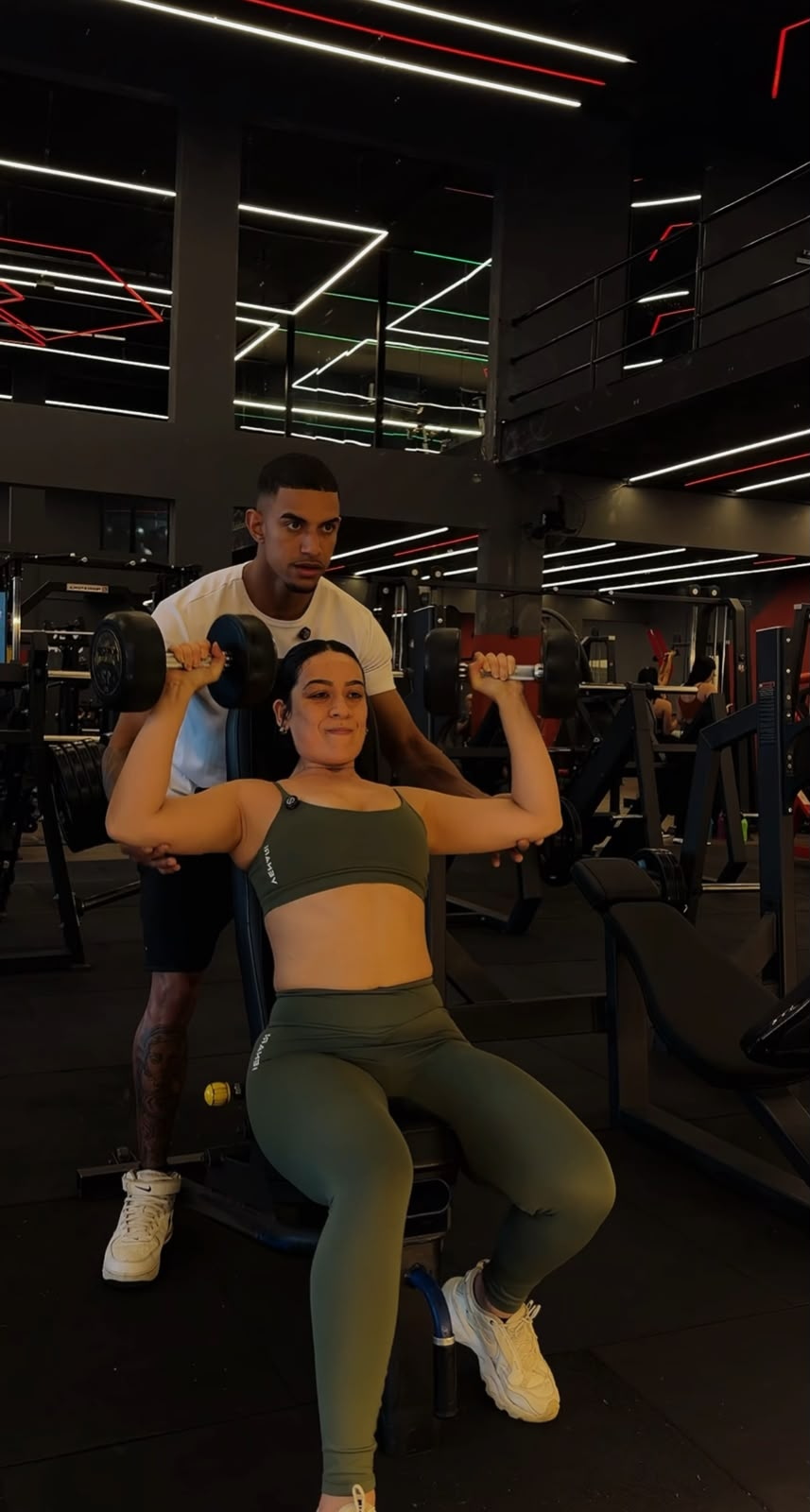 Gustavo orientando um aluno durante o treino